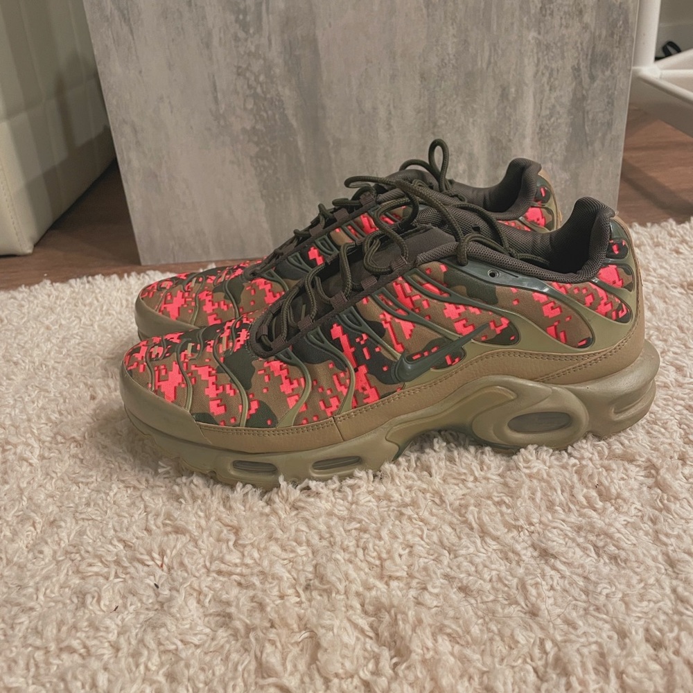 Men nike Air max plus Camo & Pink size 11